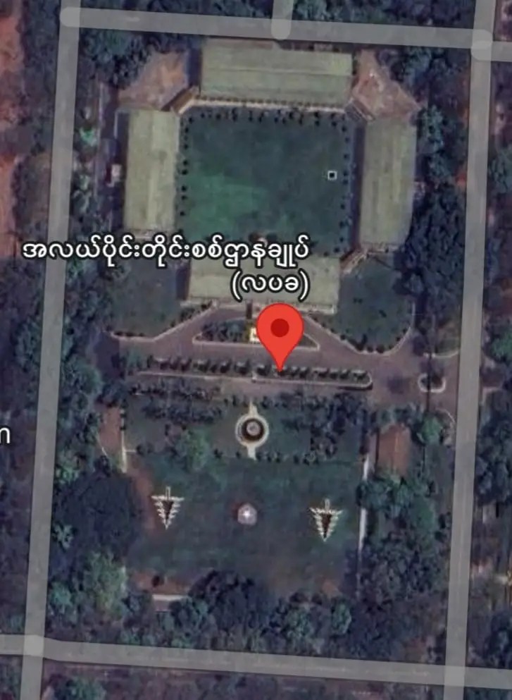 (၂၀၂၀ ခုနှစ် နိုဝင်ဘာ ၈ ရက်မှာ ကျင်းပသည့် ရွေးကောက်ပွဲတွင် မန္တလေးနန်းတွင်း တပ်မဲရုံအတွင်း တပ်မတော်မိသားစုများ မဲပေးနေသည့် မြင်ကွင်း။ လပခ နှင့် လပခ တည်ရှိရာ မနာတလေးကျုံး၊နန်းတော် အနီးဝန်းကျင်တို့ကို Google Map တွင်တွေ့ရမှု)