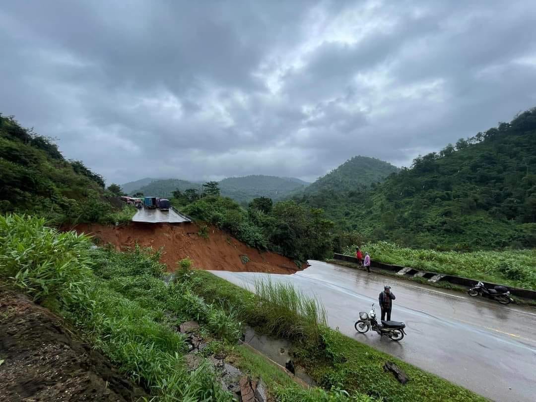 မြေပြိုကျသည့် အာရှလမ်းပေါ်အနီးတစ်ဝိုက် ထပ်ပြိုကျနိုင်သည့်အန္တရာယ်ရှိနေ
