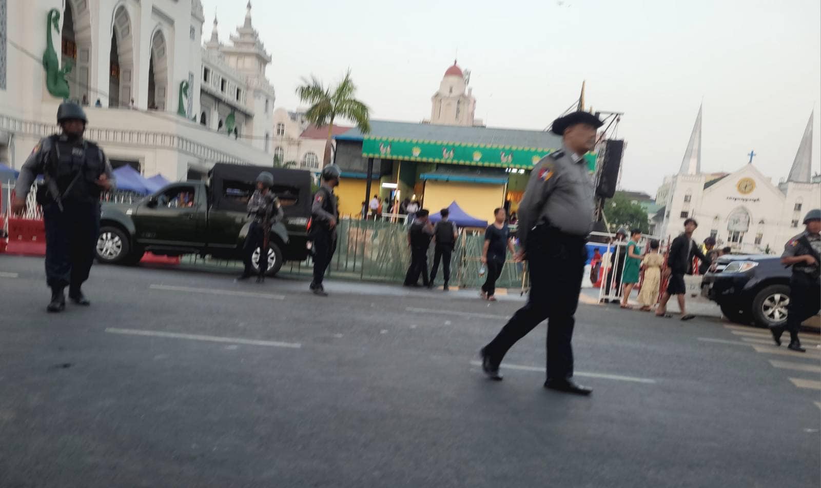 (ရန်ကုန်မြို့ မြို့တော်ခန်းမရှေ့တွင် လုံခြုံရေးယူနေသော စစ်ကောင်စီလက်ပါးစေ ရဲများအား တွေ့ရစဉ်။ ဓာတ်ပုံ - PS)