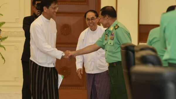 (စစ်​ကောင်စီက ဇူလိူင် ၃၁ ရက်ကာလုံဆို​သောအစည်းအ​ဝေးတွင် အဖမ်းမခံရဘဲ လူမြင်ကွင်းမှ​ပျောက်​နေ​သောဟင်နရီဗန်ထီးယူကို ထုတ်ပြခဲ့သည်။ဓါတ်ပုံ-စစ်​ကောင်စီ)