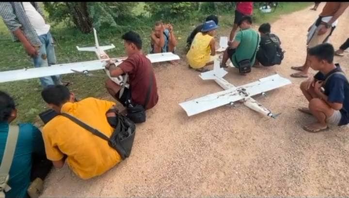 ရေစကြို(ပကဖ)ရဲဘော်များ စစ်ဆင်ရေးတစ်ခုပြုလုပ်ရန် ပြင်ဆင်နေသည်ကိုတွေ့ရစဥ်။ဓာတ်ပုံ - ရေစကြို(ပကဖ)