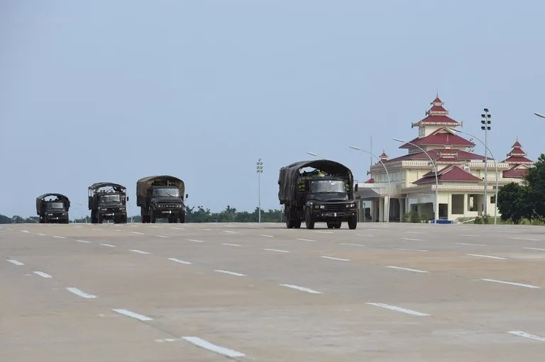 (စစ်တပ်အာဏာသိမ်းပြီးနောက် နေပြည်တော်တစ်နေရာ၌တွေ့ရသော စစ်ကောင်စီယာဉ်တန်း။ ဓာတ်ပုံ - AFP)