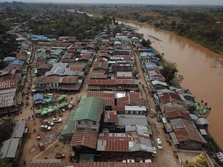 (စစ်ကောင်စီတပ်နဲ့ ရှမ်းနီတပ်(SNA)တို့မီးရှို့ဖျက်ဆီးခဲ့တဲ့ ဆယ်ဇင်းရွာ မီးလောင်ပြီးမြင်ကွင်းနဲ့ မီးရှို့မခံရခင်ကမြင်ကွင်း။ဓါတ်ပုံ-CJ)