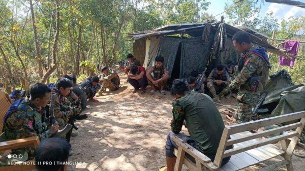 (CDF - Hualngoramမှ ရဲဘော်များ ဆုတောင်းမှုပြုလုပ်နေစဥ်။ ဓာတ်ပုံ - CDF - Hualngoram)