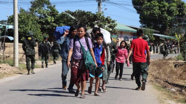 (လွိုင်ကော်မြို့၌ စစ်ကောင်စီတပ်နှင့် ကရင်နီ ပြည်သူ့ကာကွယ်ရေးတပ် တိုက်ပွဲများကြောင့် ထွက်ပြေးနေရသူများအား ၂၀၂၂၀ ဇန်နဝါရီ ၇ ရက်က တွေ့ရစဥ်။ ဓာတ်ပုံ - Karenni Free Burma Rangers)
