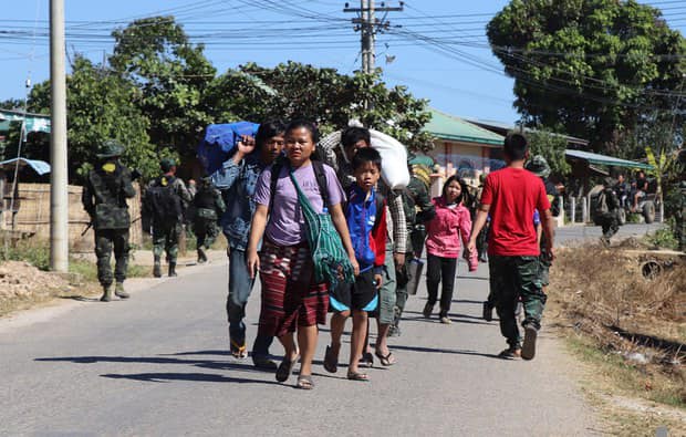 (လွိုင်ကော်မြို့၌ စစ်ကောင်စီတပ်နှင့် ကရင်နီ ပြည်သူ့ကာကွယ်ရေးတပ် တိုက်ပွဲများကြောင့် ထွက်ပြေးနေရသူများအား ၂၀၂၂၀ ဇန်နဝါရီ ၇ ရက်က တွေ့ရစဥ်။ ဓာတ်ပုံ - Karenni Free Burma Rangers)