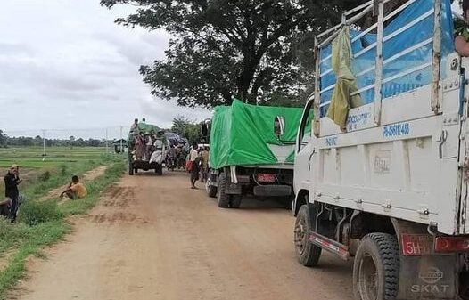 (ဘေးလွတ်ရာ ထွက်ပြေးတိမ်းရှောင်လာရသောပြည်သူများအား တွေ့ရစဥ်။ ဓာတ်ပုံ - ဒီပဲယင်းမြို့နယ်ညီနောင်များ)