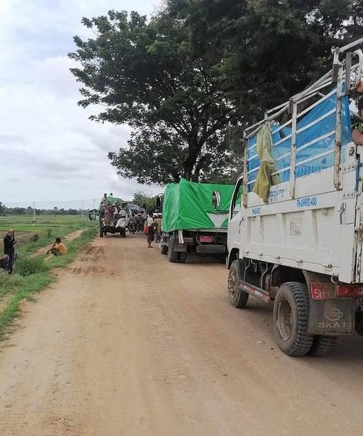 (ဘေးလွတ်ရာ ထွက်ပြေးတိမ်းရှောင်လာရသောပြည်သူများအား တွေ့ရစဥ်။ ဓာတ်ပုံ - ဒီပဲယင်းမြို့နယ်ညီနောင်များ)