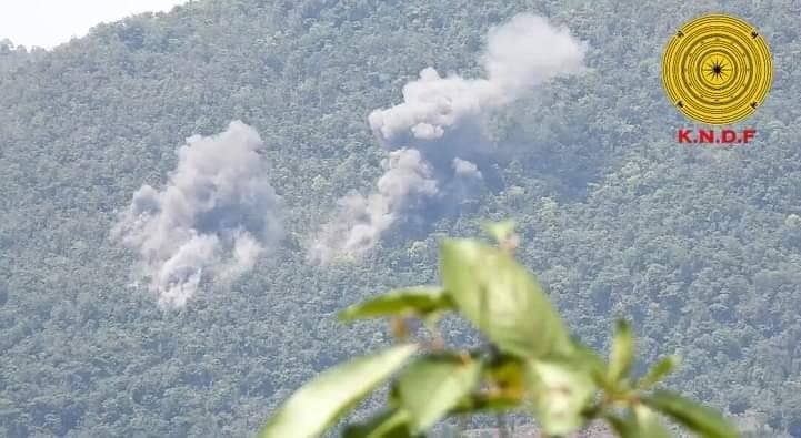 (ပြီးခဲ့သည့် မေလအတွင်းက ဒေါညင်းခူ ကျေးရွာအနီး တိုက်ပွဲဖြစ်ပွားနေသည်ကို မြင်တွေ့ရစဥ်။ ဓာတ်ပုံ - KNDF)