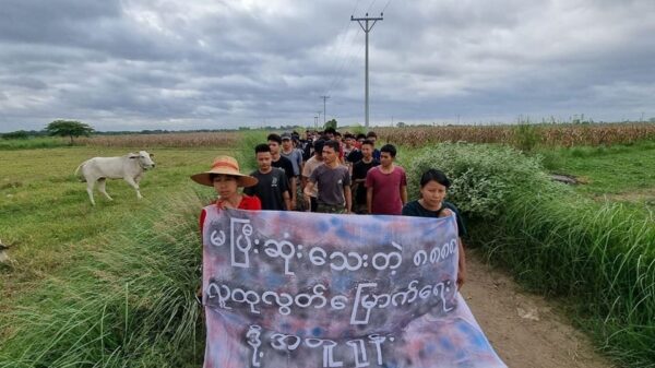 မုံရွာအမြင့်လမ်းရွာတစ်ရွာမှာ ရှစ်လေးလုံးနှစ်ပတ်လည်ချီတက်ဆန္ဒပြနေကြစဉ်