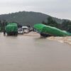 (သြဂုတ်လဆန်းက ကရင်ပြည်နယ်တွင်​ရေကြီးပြီးကားလမ်း​ရေလျှံသဖြင့်ကုန်တင်ကားတစ်စီးတိမ်း​မှောက်​နေစဥ်။ ဓါတ်ပုံ-CJ)