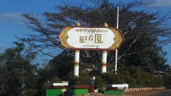ရွာငံတွင် ချိတ်ပိတ်ခံထားရသည့်နေအိမ်၌ တပ်စွဲထားသည့် စစ်ကောင်စီတပ်ကို ပြည်သူ့ကာကွယ်ရေးအဖွဲ့ တိုက်ခိုက်
