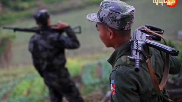 (ရှေ့တန်းတစ်နေရာ၌ တွေ့ရသော ကချင်လွတ်လပ်ရေးတပ်မတော်(KIA)မှ တပ်သားများ။ ဓာတ်ပုံ - People’s Spring)