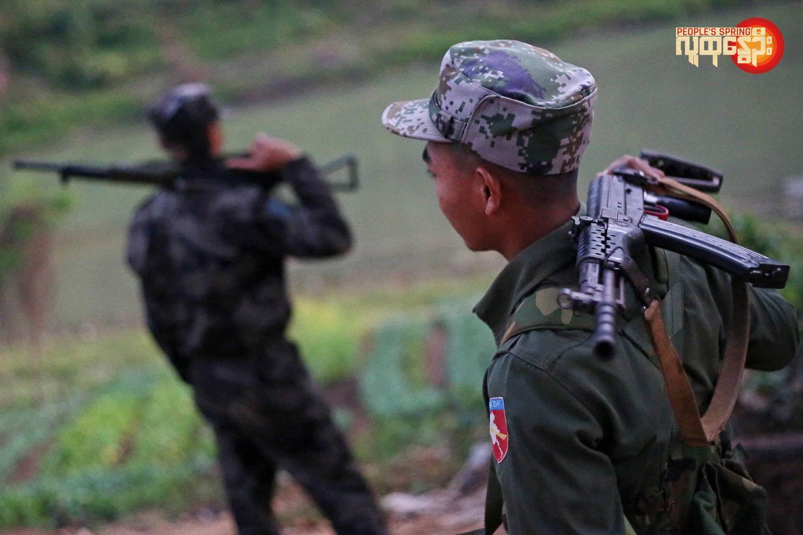 (ရှေ့တန်းတစ်နေရာ၌ တွေ့ရသော ကချင်လွတ်လပ်ရေးတပ်မတော်(KIA)မှ တပ်သားများ။ ဓာတ်ပုံ - People’s Spring)