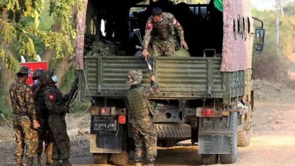 (စစ်တပ်အာဏာသိမ်းပြီးနောက် တွေ့ရသော စစ်ကောင်စီတပ်သားများ။ ဓာတ်ပုံ - ရိုက်တာ)