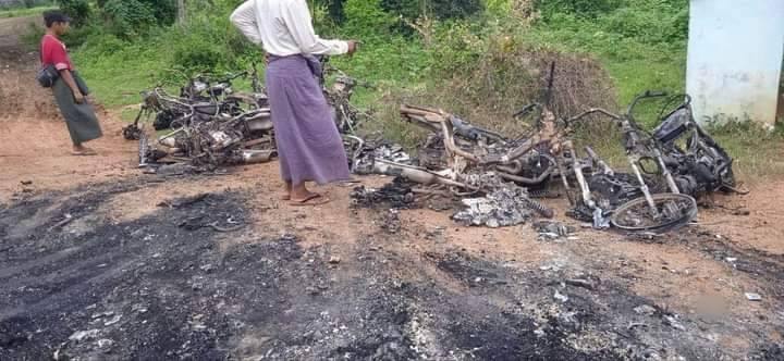 (မီးရှို့ဖျက်ဆီးခံရသော တနယ်ကျေးရွာနှင့် ထွက်ပြေးတိမ်းရှောင်လာသော ပြည်သူများအား တွေ့ရစဥ်။ ဓာတ်ပုံ-Pale Entertainment)