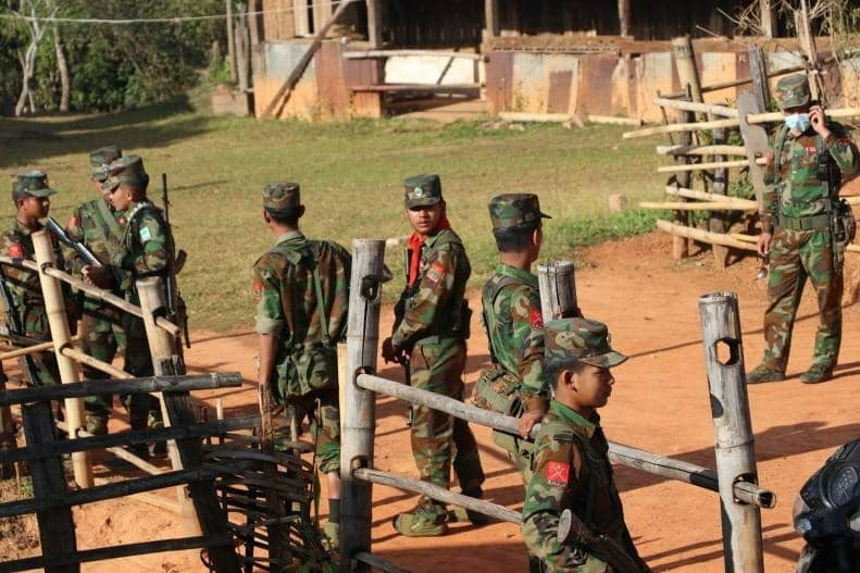(တအာင်းတပ်မတော်(TNLA)မှ ရဲဘော်များအား တွေ့ရစဉ်။ ဓာတ်ပုံ - TNLA)