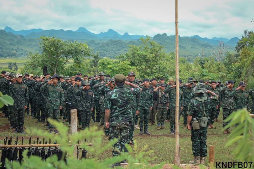 (ကရင်နီအမျိုးသားကာကွယ်ရေးတပ်ဖွဲ့(KNDF)တပ်ရင်းအမှတ် (၇)မှ ရဲဘော်များအား တွေ့ရစဥ်။ ဓာတ်ပုံ - KNDF B-07)