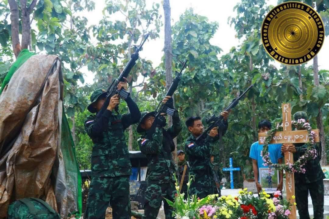 (ကျဆုံးခဲ့ရသည့် ရဲဘော်အား သဂြိုလ်ရန်ပြင်ဆင်နေစဉ်။ ဓာတ်ပုံ - KNDF)