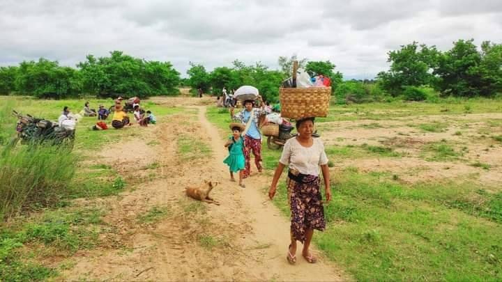 (မီးရှို့ဖျက်ဆီးခံရသော တနယ်ကျေးရွာနှင့် ထွက်ပြေးတိမ်းရှောင်လာသော ပြည်သူများအား တွေ့ရစဥ်။ ဓာတ်ပုံ-Pale Entertainment)