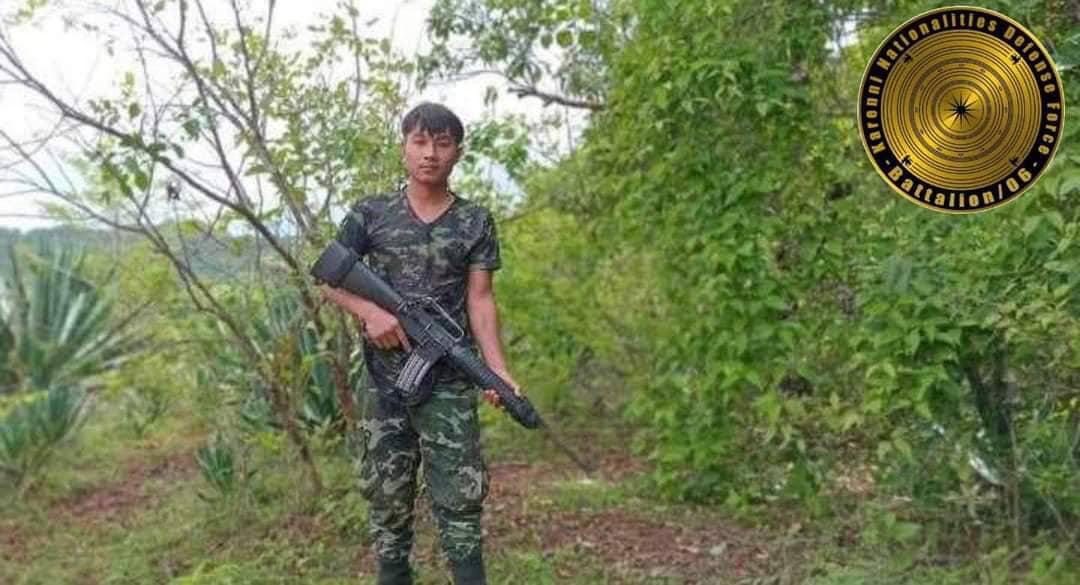(ကျဆုံးခဲ့ရသည့် ရဲဘော်အား သဂြိုလ်ရန်ပြင်ဆင်နေစဉ်။ ဓာတ်ပုံ - KNDF)