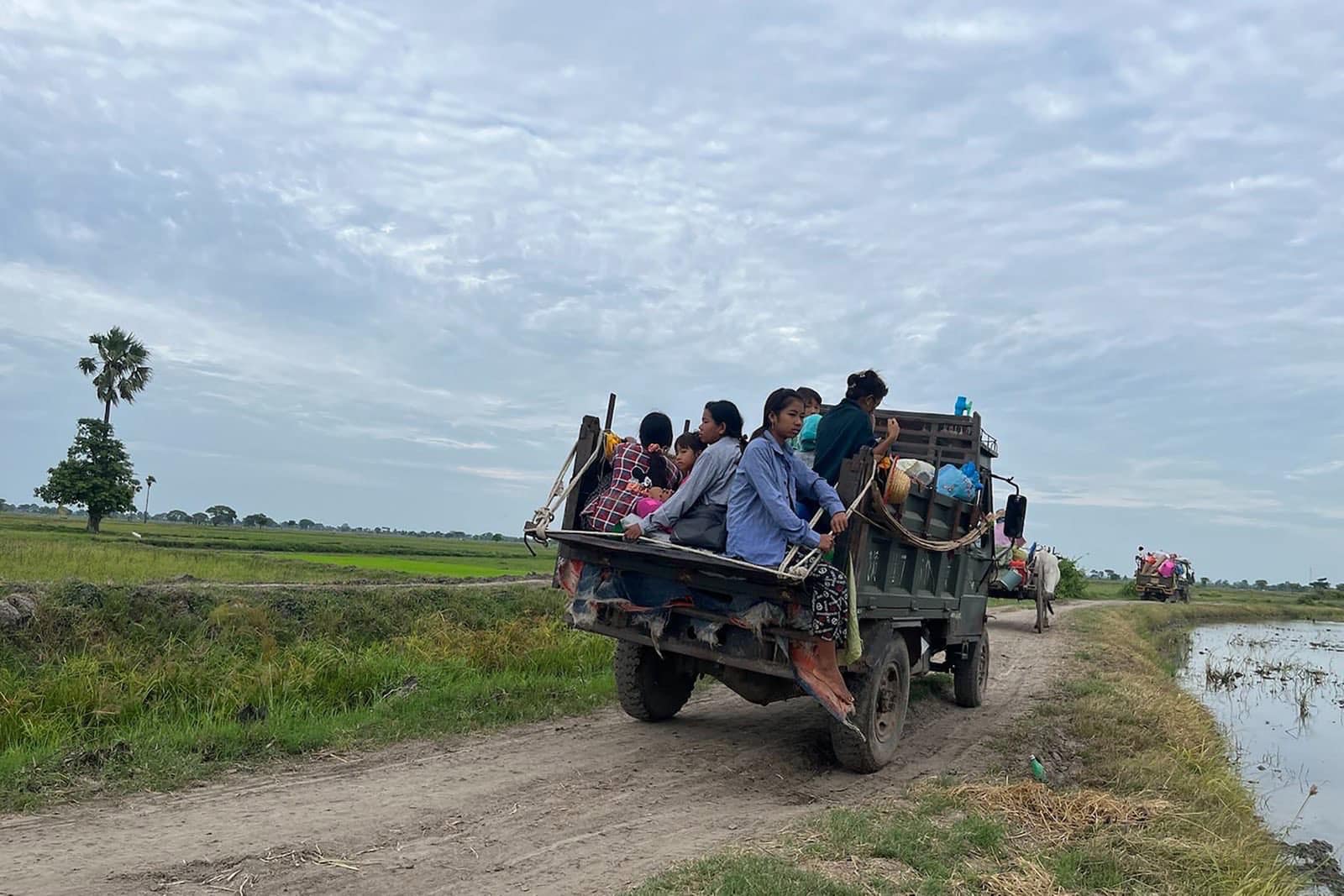 (ထွက်ပြေးတိမ်းရှောင်လာရသော ခင်ဦးနယ်မှ ပြည်သူများအား တွေ့ရစဥ်။ ဓာတ်ပုံ - CJ)