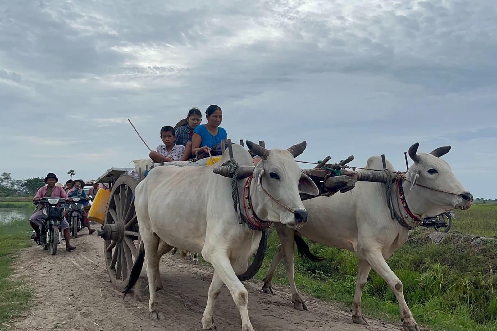 (ထွက်ပြေးတိမ်းရှောင်လာရသော ခင်ဦးနယ်မှ ပြည်သူများအား တွေ့ရစဥ်။ ဓာတ်ပုံ - CJ)