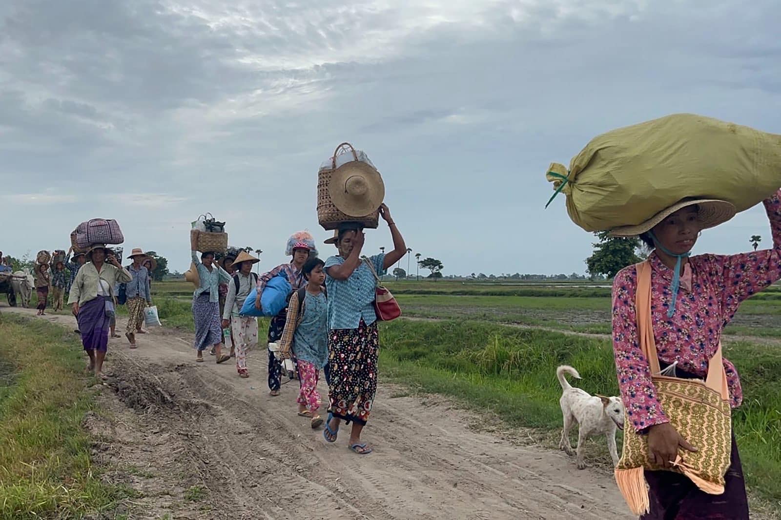 (ထွက်ပြေးတိမ်းရှောင်လာရသော ခင်ဦးနယ်မှ ပြည်သူများအား တွေ့ရစဥ်။ ဓာတ်ပုံ - CJ)