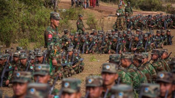 (TNLA တပ်ဖွဲ့ဝင်များကိုစစ်ရေးပြအခမ်းအနားတစ်ခုတွင်တွေ့ရစဉ်။ ။ဓါတ်ပုံ-The New york Times)