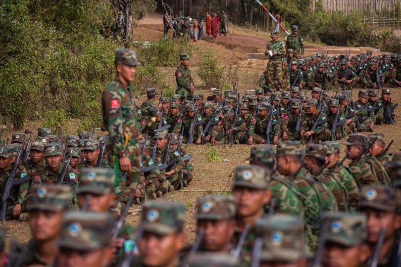 (TNLA တပ်ဖွဲ့ဝင်များကိုစစ်ရေးပြအခမ်းအနားတစ်ခုတွင်တွေ့ရစဉ်။ ။ဓါတ်ပုံ-The New york Times)