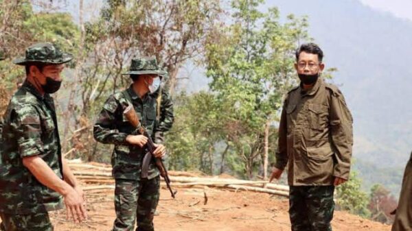 ((ကာကွယ်ရေးဝန်ကြီးဌာန ပြည်ထောင်စုဝန်ကြီး ဦးရည်မွန် PDF စခန်းရှေ့တန်းတစ်နေရာသို့ သွားရောက် ကြည့်ရှု့နေစဉ်။ဓာတ်ပုံ - NUG)