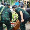 (ကျဆုံးခဲ့ရသည့် ရဲဘော်အား သဂြိုလ်ရန်ပြင်ဆင်နေစဉ်။ ဓာတ်ပုံ - KNDF)