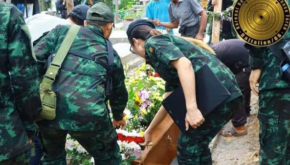 (ကျဆုံးခဲ့ရသည့် ရဲဘော်အား သဂြိုလ်ရန်ပြင်ဆင်နေစဉ်။ ဓာတ်ပုံ - KNDF)