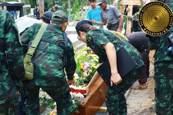 (ကျဆုံးခဲ့ရသည့် ရဲဘော်အား သဂြိုလ်ရန်ပြင်ဆင်နေစဉ်။ ဓာတ်ပုံ - KNDF)