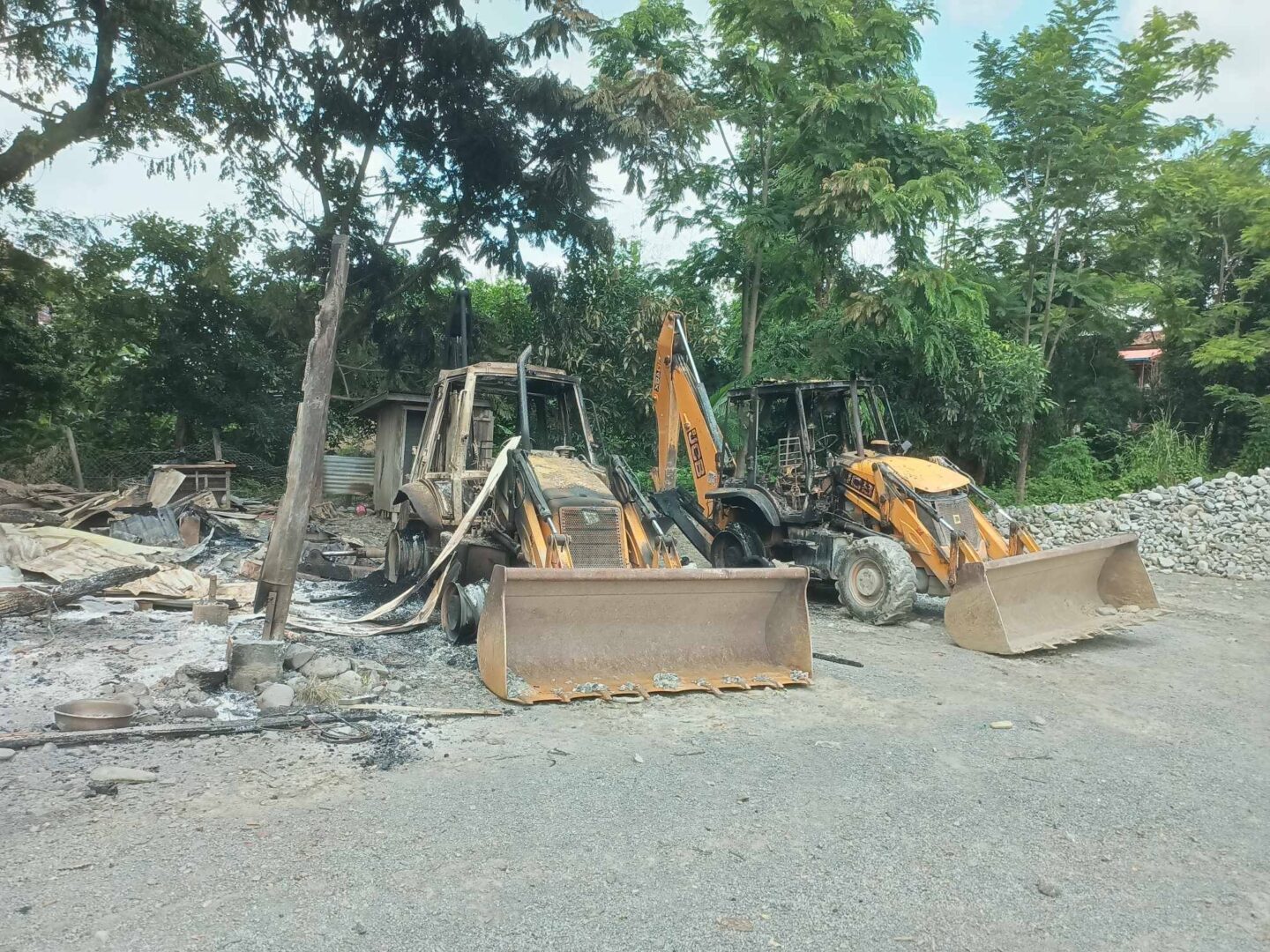 (စစ်ကောင်စီတပ် မီးရှို့ဖျက်ဆီးခဲ့မှုများအား တွေ့ရစဥ်။ ဓာတ်ပုံ - CNO)