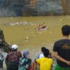 (မြေစာပုံပြိုကျပြီးနောက် ကယ်ဆယ်ရေးလုပ်ဆောင်နေစဥ်။ ဓာတ်ပုံ - CJ)
