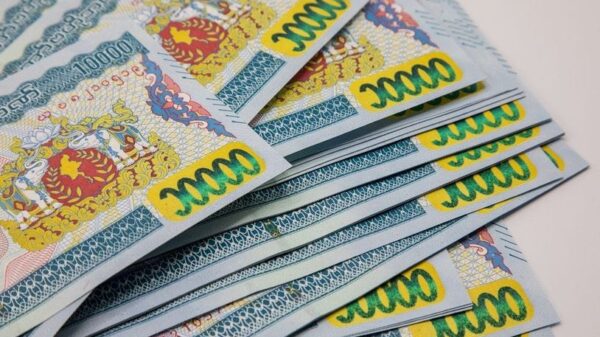 (​ငွေလဲလှယ်​ရေး​ဈေးကွက်တွင် ကျပ်​ငွေတန်ဖိုးဆက်တိုက်ထိုးကျ​နေသည်)