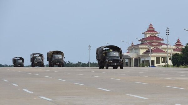 (စစ်တပ်အာဏာသိမ်းပြီးနောက် နေပြည်တော်တစ်နေရာ၌တွေ့ရသော စစ်ကောင်စီယာဉ်တန်း။ (Photo : AFP)