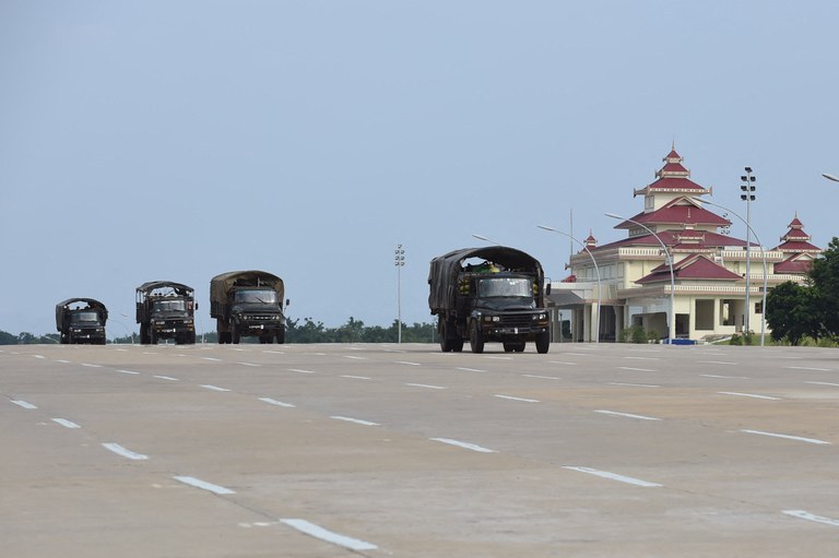 (စစ်တပ်အာဏာသိမ်းပြီးနောက် နေပြည်တော်တစ်နေရာ၌တွေ့ရသော စစ်ကောင်စီယာဉ်တန်း။ (Photo : AFP)
