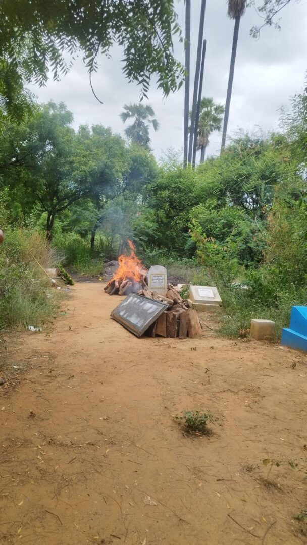 (ကျဆုံးခဲ့သော နိုင်ငံရေးအကျဥ်းသား ဒေါက်တာဇော်ထွယ်အောင်အား ယနေ့မီးသဂြိုဟ်စဥ်။ဓါတ်ပုံ-CJ)