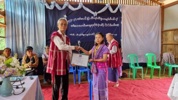 (​နော် ဟေသီဂျူးကို ဖဒိုမန်းရှာလူငယ်​ခေါင်း​ဆောင်ဆုချီးမြှင့်စဥ်။ ဓါတ်ပုံ- ဖန်း​ဖောင်​ဒေရှင်း)