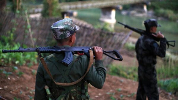 (ရှေ့တန်းတစ်နေရာ၌ တွေ့ရသော ကချင်လွတ်လပ်ရေးတပ်မတော်(KIA)မှ တပ်သားများ။ ဓာတ်ပုံ - People’s Spring)