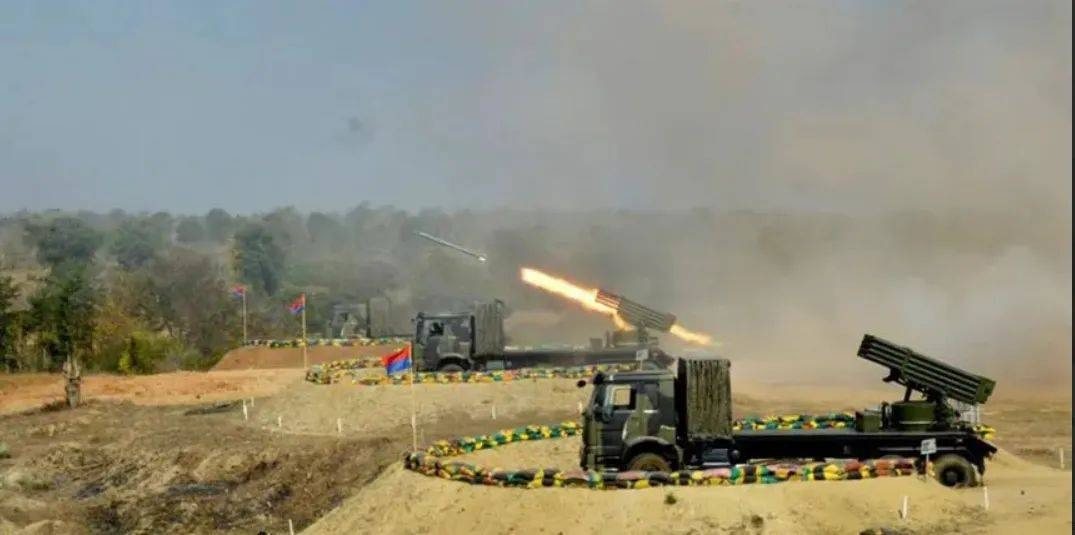 (စစ်ကောင်စီ အမြောက်တပ်၏ အတွဲလိုက်ဒုံးပစ်ခတ်မှု အားတွေ့ရစဥ်။ ဓာတ်ပုံ - CJ)