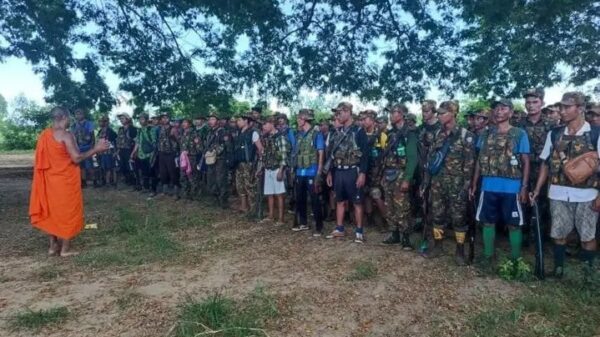 (စစ်ကောင်စီတပ်က လေ့ကျင့် လက်နက်တပ်ဆင်ပေးထားသော ပျူစောထီးအဖွဲ့ဝင်များအား တွေ့ရစဥ်။ ဓာတ်ပုံ - CJ)