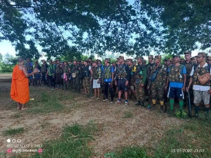 (စစ်ကောင်စီတပ်က လေ့ကျင့် လက်နက်တပ်ဆင်ပေးထားသော ပျူစောထီးအဖွဲ့ဝင်များအား တွေ့ရစဥ်။ ဓာတ်ပုံ - CJ)