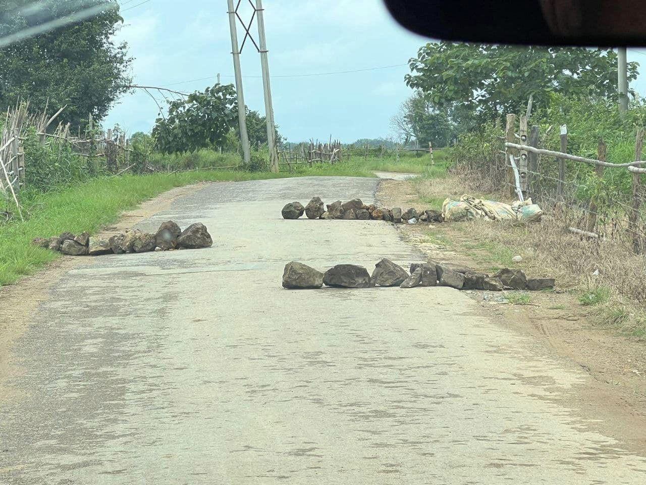 (စစ်ကောင်စိတပ်အား တိုက်ခိုက်ခဲ့သော SSPP ရဲဘော်များနှင့် တိုက်ပွဲဖြစ်ပြီးနောက် စစ်ကောင်စီတပ်က လမ်းပိတ်ဆို့ထားသည်ကို တွေ့ရစဥ်။ ဓာတ်ပုံ - SSPP)