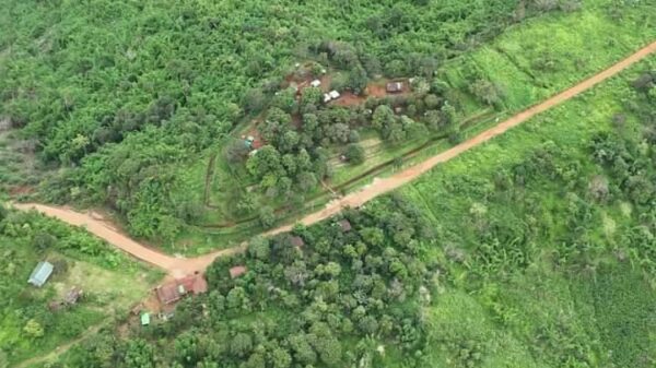 (KIA ပူးပေါင်းတပ်တိုက်ခိုက်သိမ်းပိုက်ခဲ့သည့် ကသိုဏ်းတောင်စခန်းအား တွေ့ရစဥ်။ ဓာတ်ပုံ - The Kachinnet)