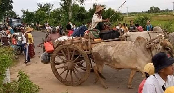 (ထွက်ပြေးတိမ်းရှောင်နေရသည့် ဒေသခံပြည်သူများအား တွေ့ရစဥ်။ ဓာတ်ပုံ - ဒီပဲယင်းမြို့နယ်ညီနောင်များ)