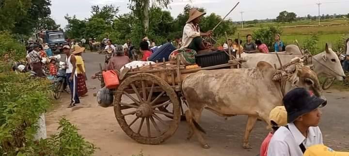 (ထွက်ပြေးတိမ်းရှောင်နေရသည့် ဒေသခံပြည်သူများအား တွေ့ရစဥ်။ ဓာတ်ပုံ - ဒီပဲယင်းမြို့နယ်ညီနောင်များ)