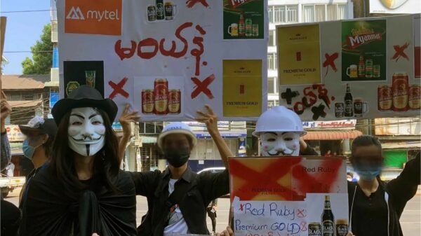 (စစ်တပ်ပိုင်ထုတ်ကုန်များဖြစ်သော အရက်၊ဘီယာများအား သပိတ်မှောက်ရန် လူငယ်များဆန္ဒပြတောင်းဆိုနေစဥ်။ ဓာတ်ပုံ - CJ)